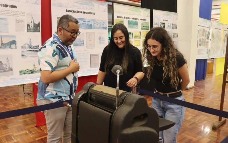 FOTOS: Visitas guiadas em exposição da Unisinos antecipam Fórum Brasil e Alemanha