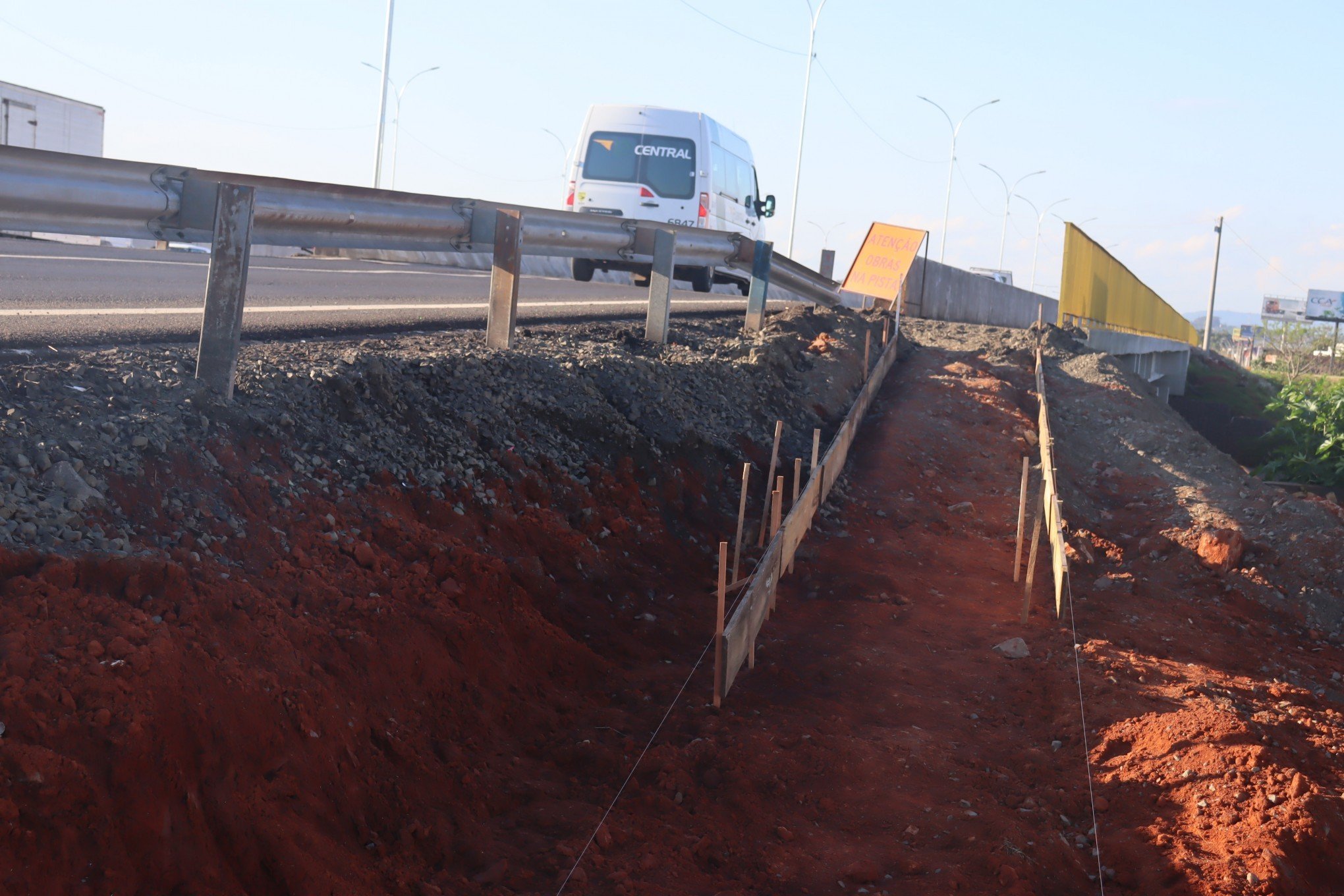 BR-116: Acessos para pedestres são construídos nas novas pontes sobre o Rio dos Sinos