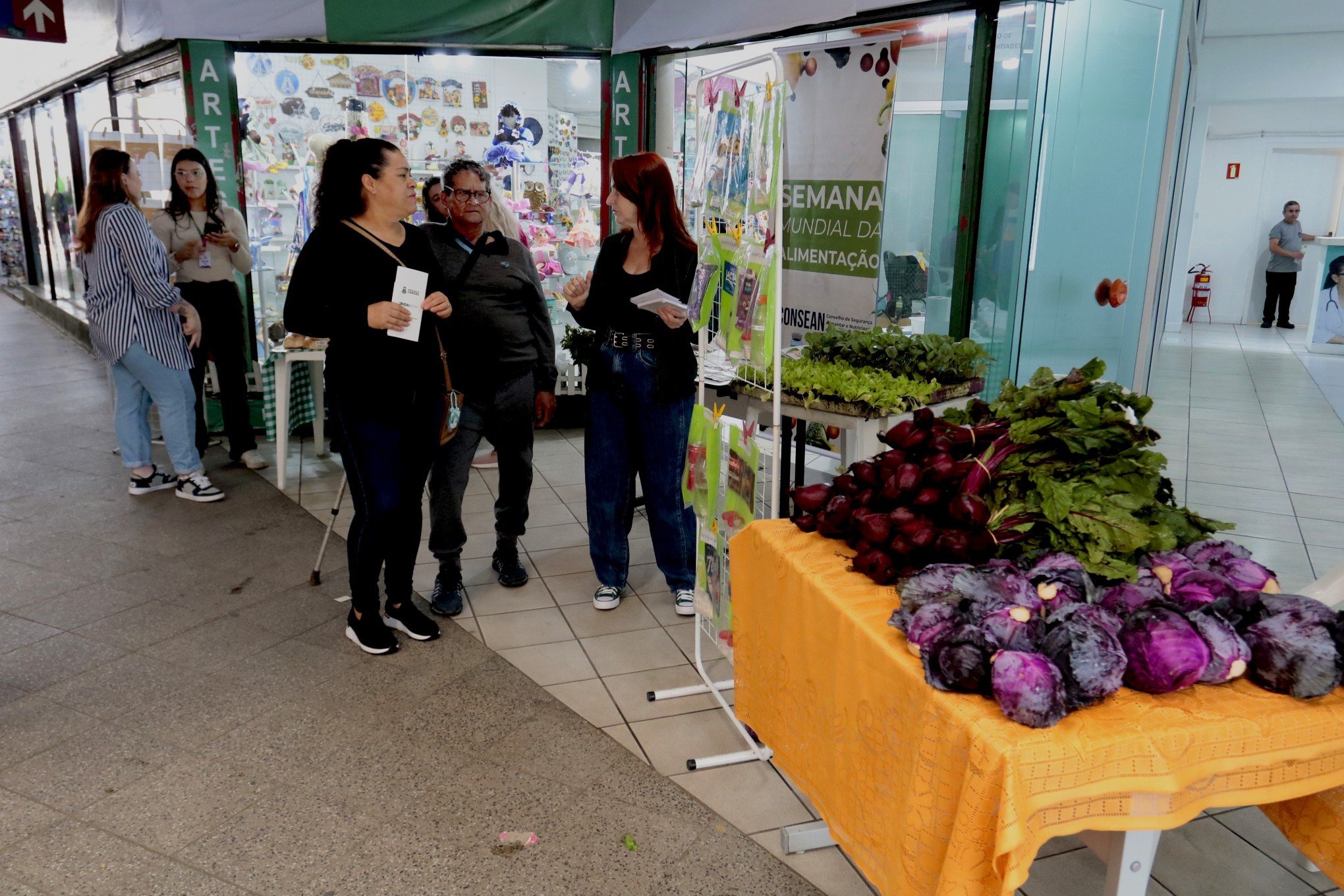 Ação incentiva alimentação saudável com entrega de mudas e pães na Estação Canoas