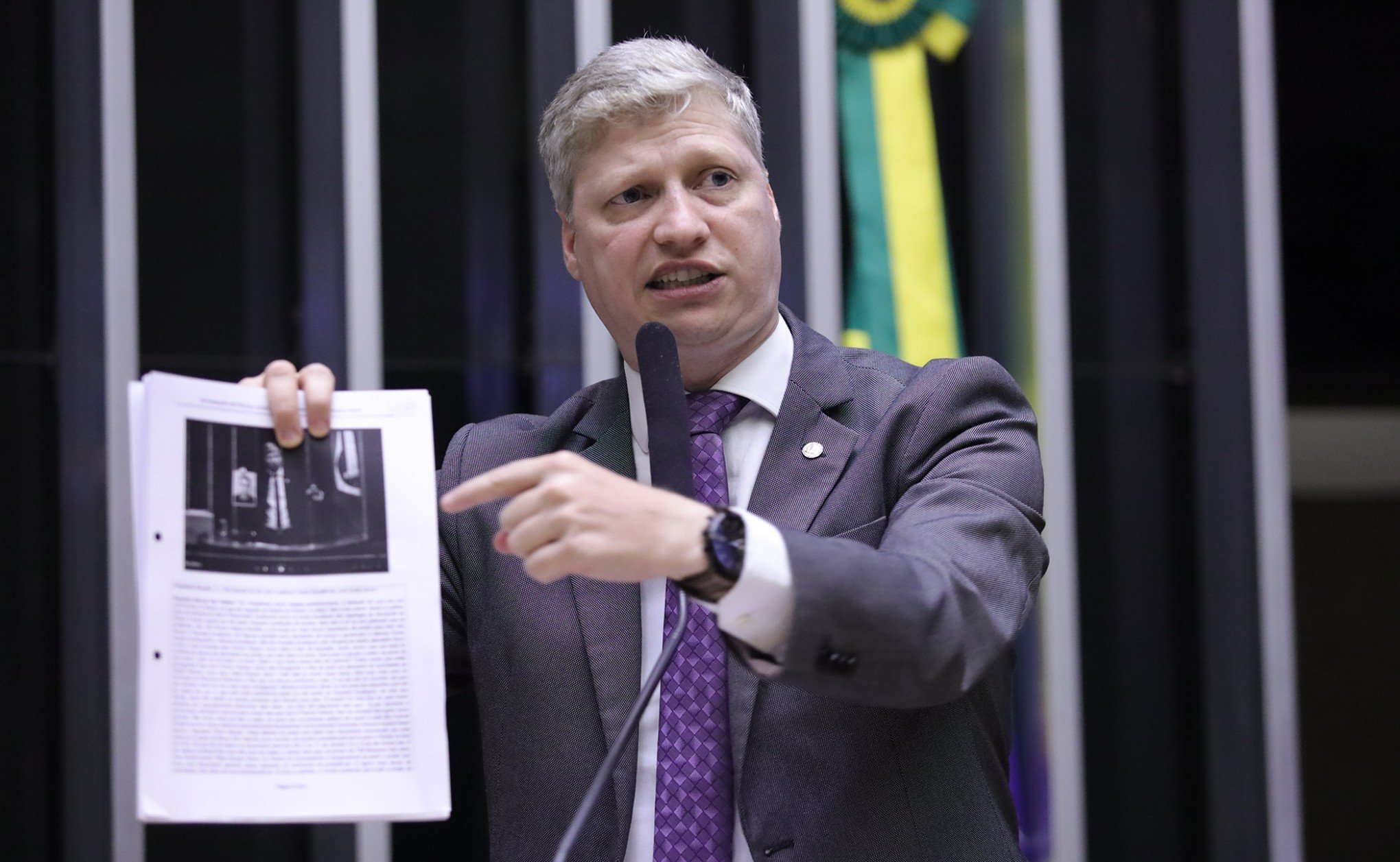 Marcel van Hattem é intimado pela PF após discurso na tribuna da Câmara Federal