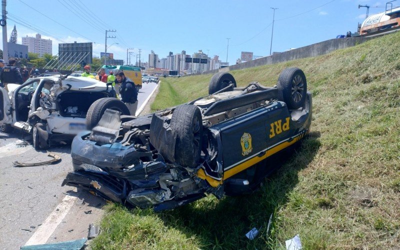 Carro da PRF se envolve em acidente em Santa Catarina