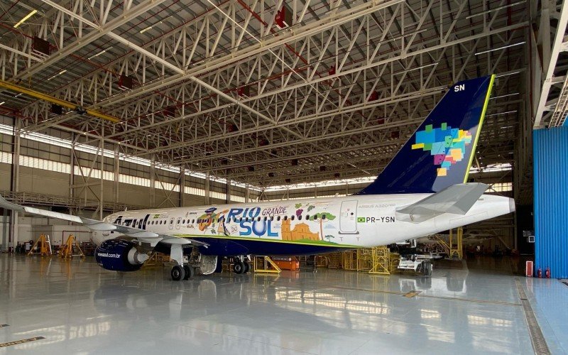 Com pintura especial e tripulação gaúcha, aeronave da Azul Linhas Aéreas será a primeira a pousar no Salgado Filho | abc+