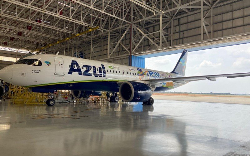 Com pintura especial e tripulação gaúcha, aeronave da Azul Linhas Aéreas será a primeira a pousar no Salgado Filho | abc+