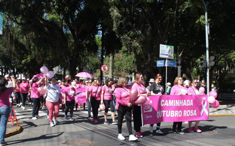 Caminhada Rosa, organizada pela Liga de Combate ao Câncer de Canoas (LFCCC), passou pelas ruas do Centro de Canoas