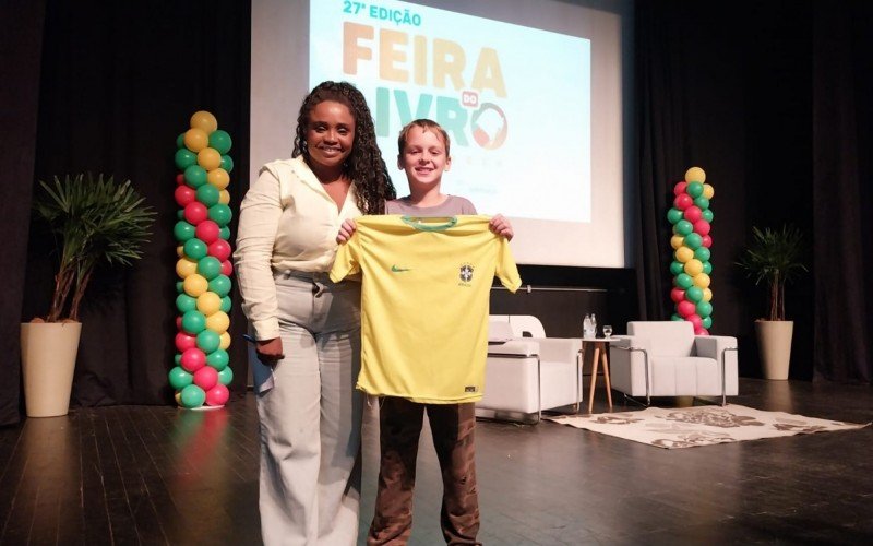  Daiane dos Santos autógrafou camiseta do Brasil de Gabriel Steyer, 10, da Escola Pastor Rodolfo Saenger | abc+