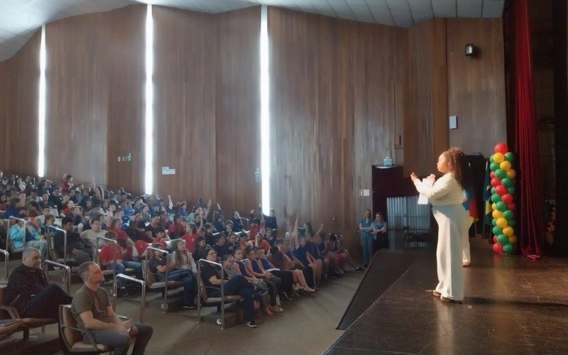 Pela manhã, mais de 480 estudantes aplaudiram entusiasmadamente a chegada da ex ginast Daiane dos Santos | abc+