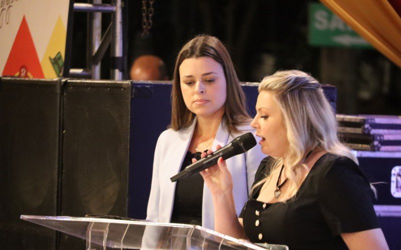 Noite contou com o pré-lançamento do livro "35ª Oktoberfest Igrejinha: uma linda história, uma grande festa"