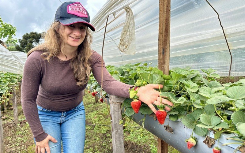 Rosangela atua no cultivo e nas entregas das frutas