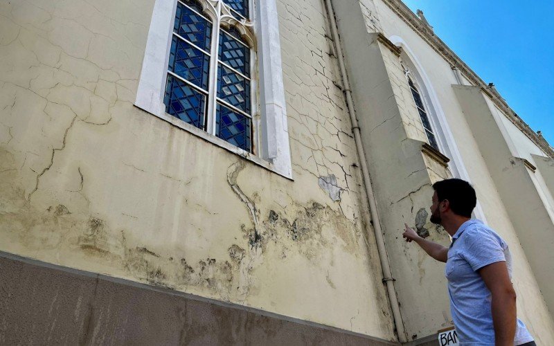 Guilherme mostra as paredes rachadas na Igreja Matriz 