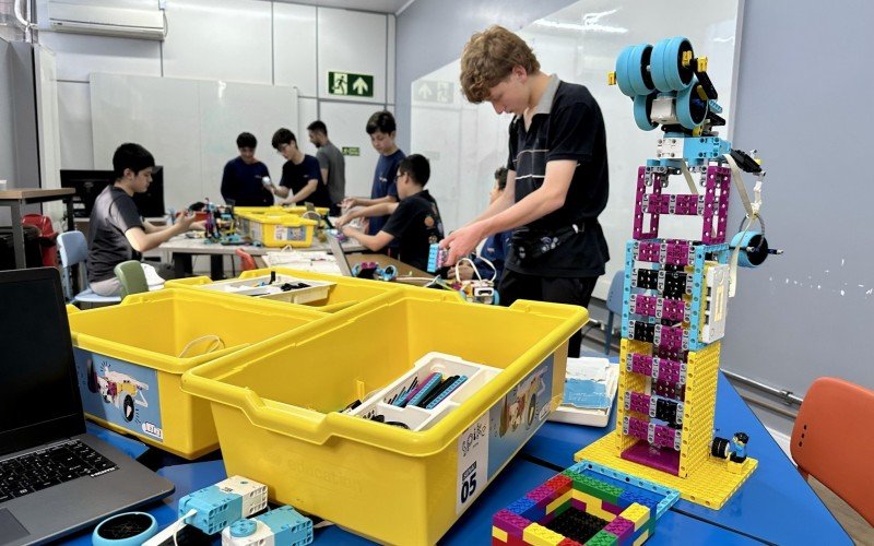 Adolescentes aprendem sobre robótica no Cidica