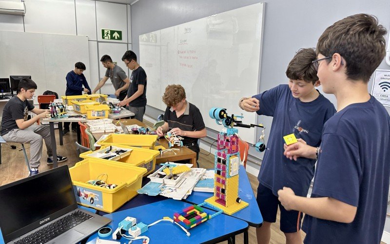 Adolescentes aprendem sobre robótica no Cidica