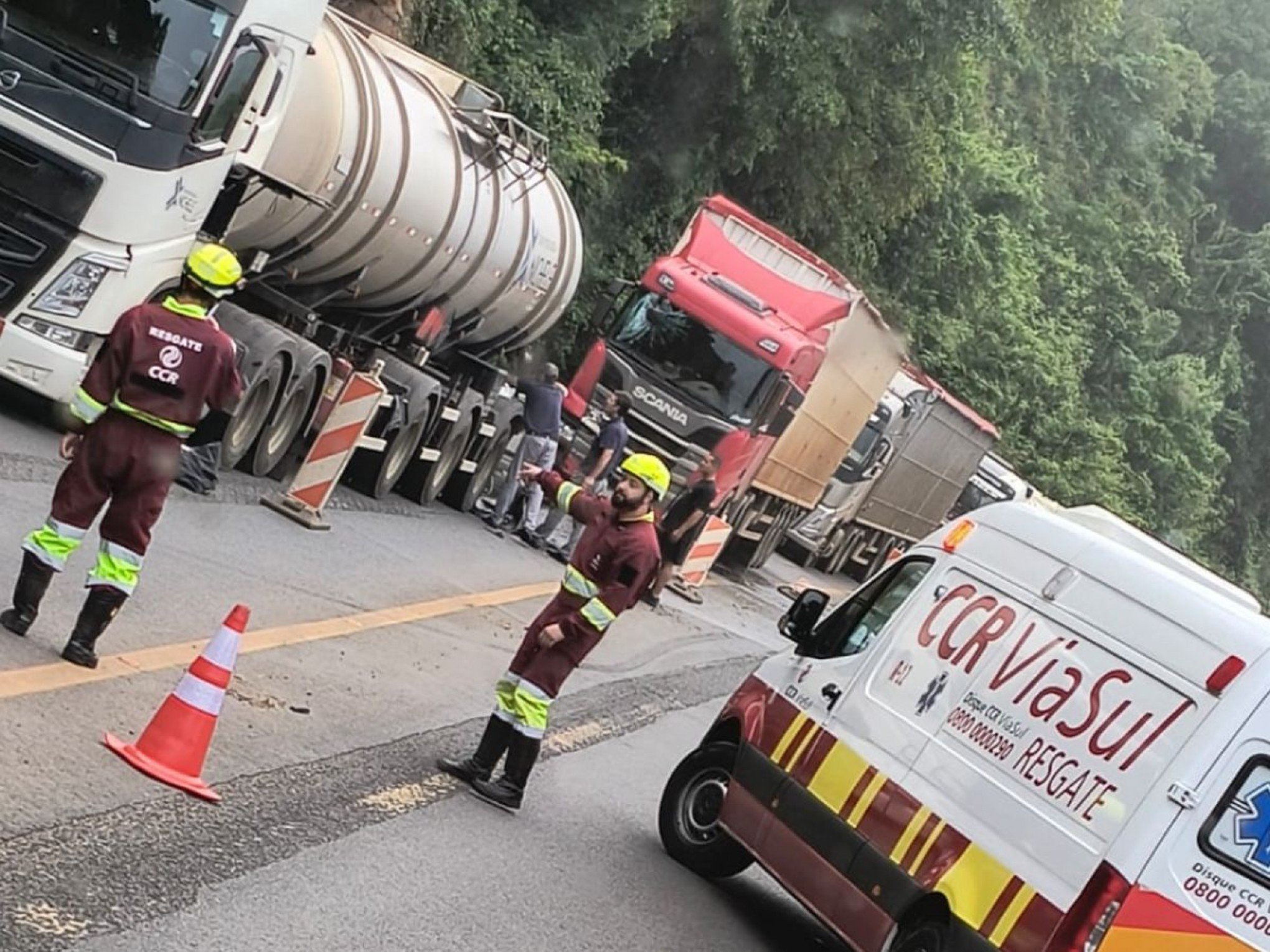 BR-386: Risco de explosão após vazamento de combustível causa bloqueio total na rodovia