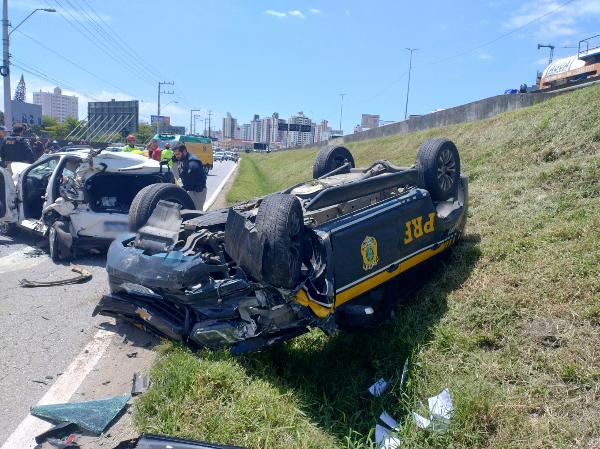 Carro da PRF se envolve em acidente e capota