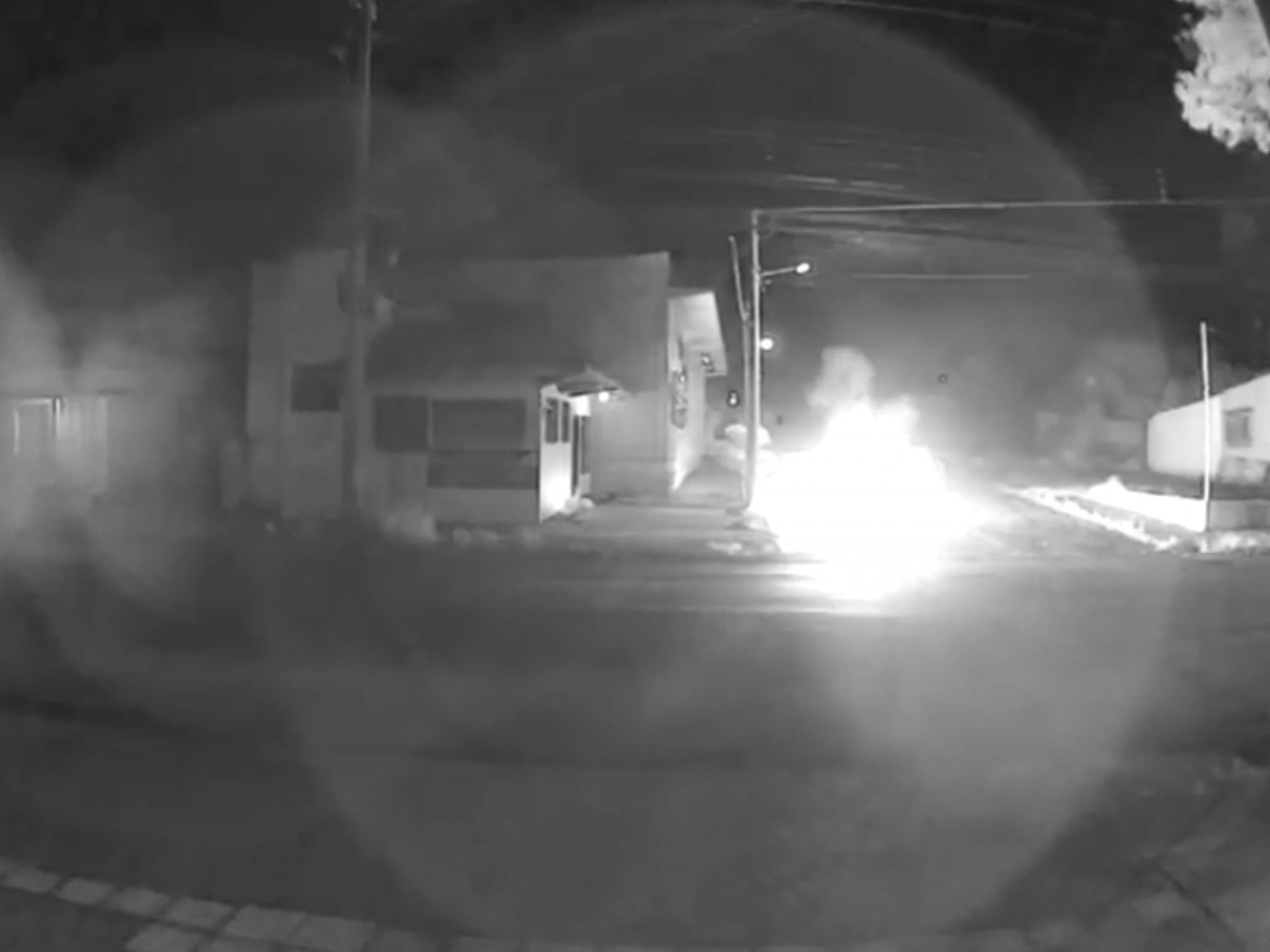 VÍDEO: Bomba explode ao ser arremessada em carro estacionado em cidade do Vale do Sinos