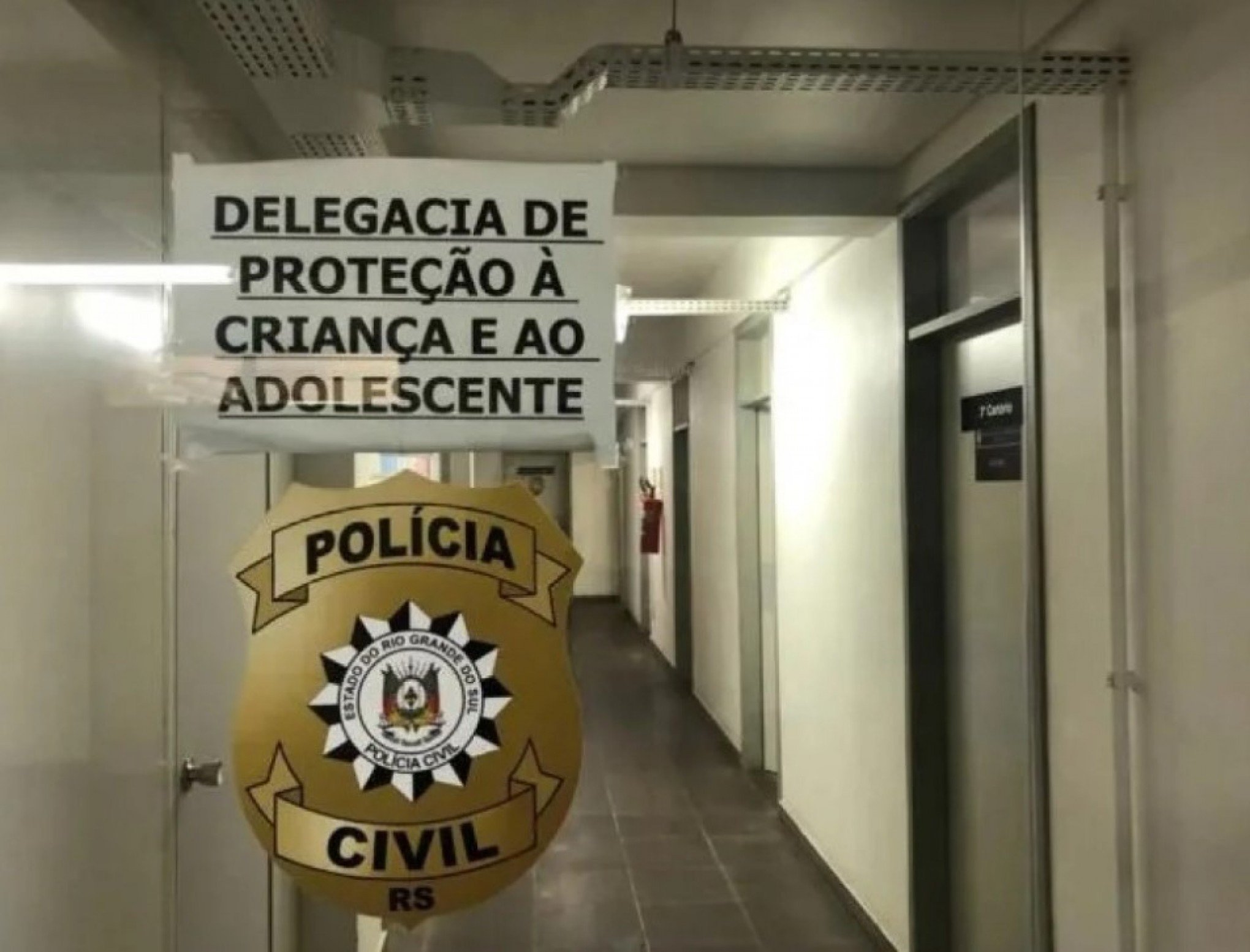 Homem condenado por estuprar a enteada de 13 anos é encontrado na região metropolitana