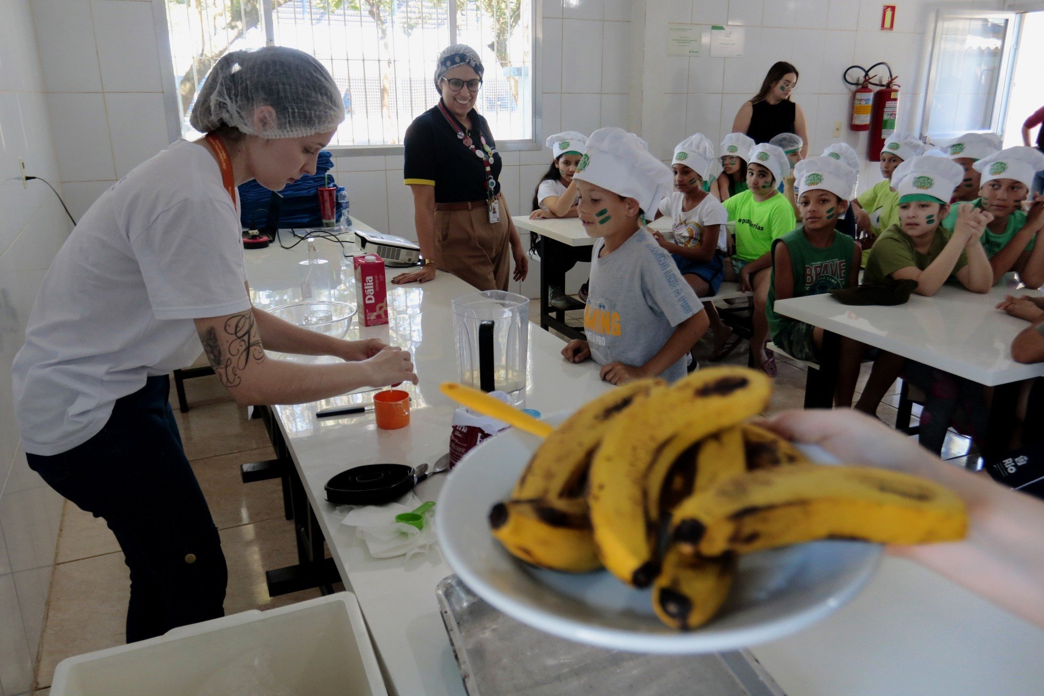 Crianças participam de oficina de reaproveitamento de alimentos no Mathias Velho