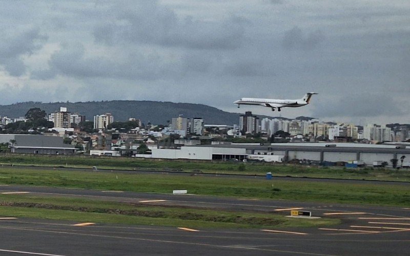 Avião com ministros pousa no Aeroporto Salgado Filho após 160 dias interditado | abc+