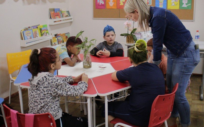 "Dividimos o projeto com mesas de interesse. Fazemos jogos de alfabetização, e às vezes trocamos os grupos e os jogos para criar expectativas", conta a professora Bárbara | abc+