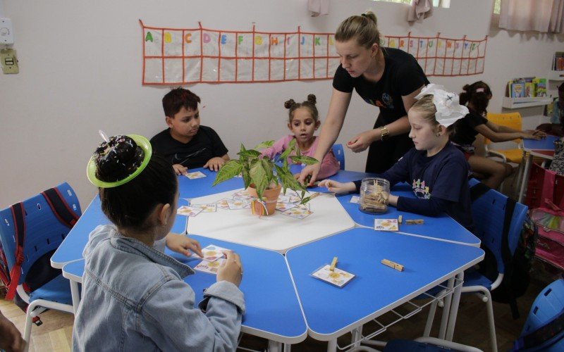 O formato das mesas deixa os alunos próximos | abc+