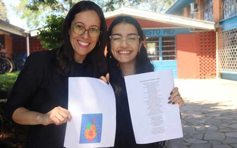 Professora Márcia e a autora do texto, aluna Luiza Thalia, representarão a escola no evento de premiações da Fiocruz, em novembro