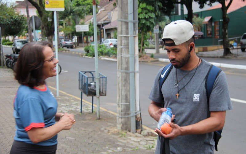 Frutas e água também eram oferecidas à comunidade