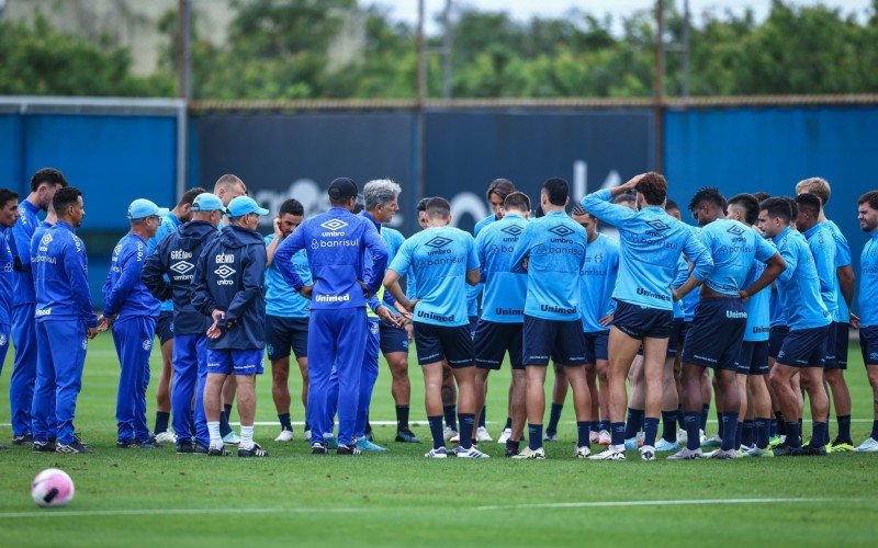 Jogadores gremistas reunidos ouvindo o técnico Renato Gaúcho | abc+