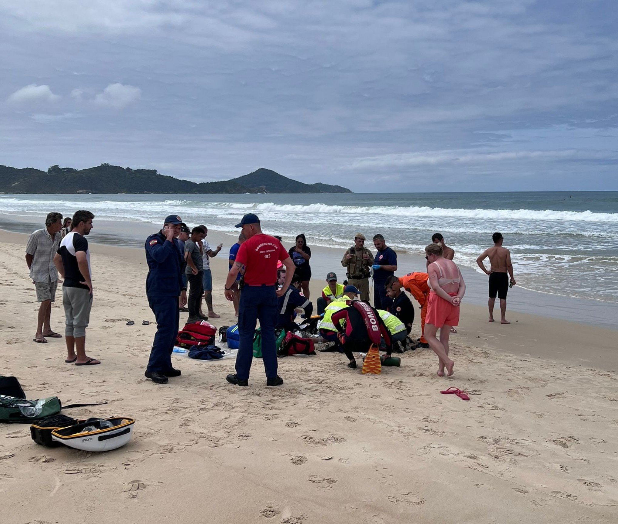 Pai morre e filho de 10 anos desaparece no mar após afogamento em Bombinhas