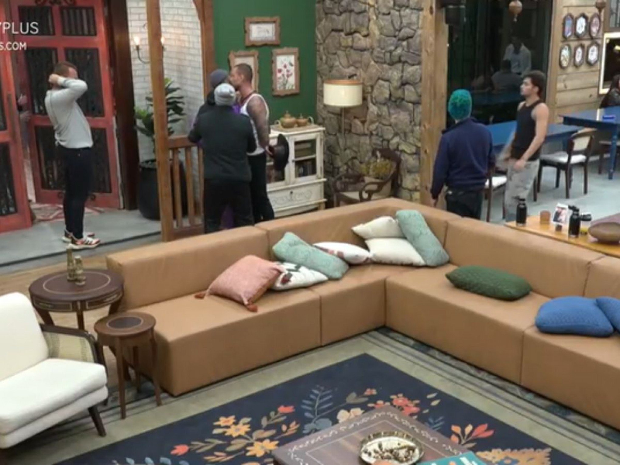 A FAZENDA 16: Agressão quase acontece durante briga intensa no reality show; veja vídeo