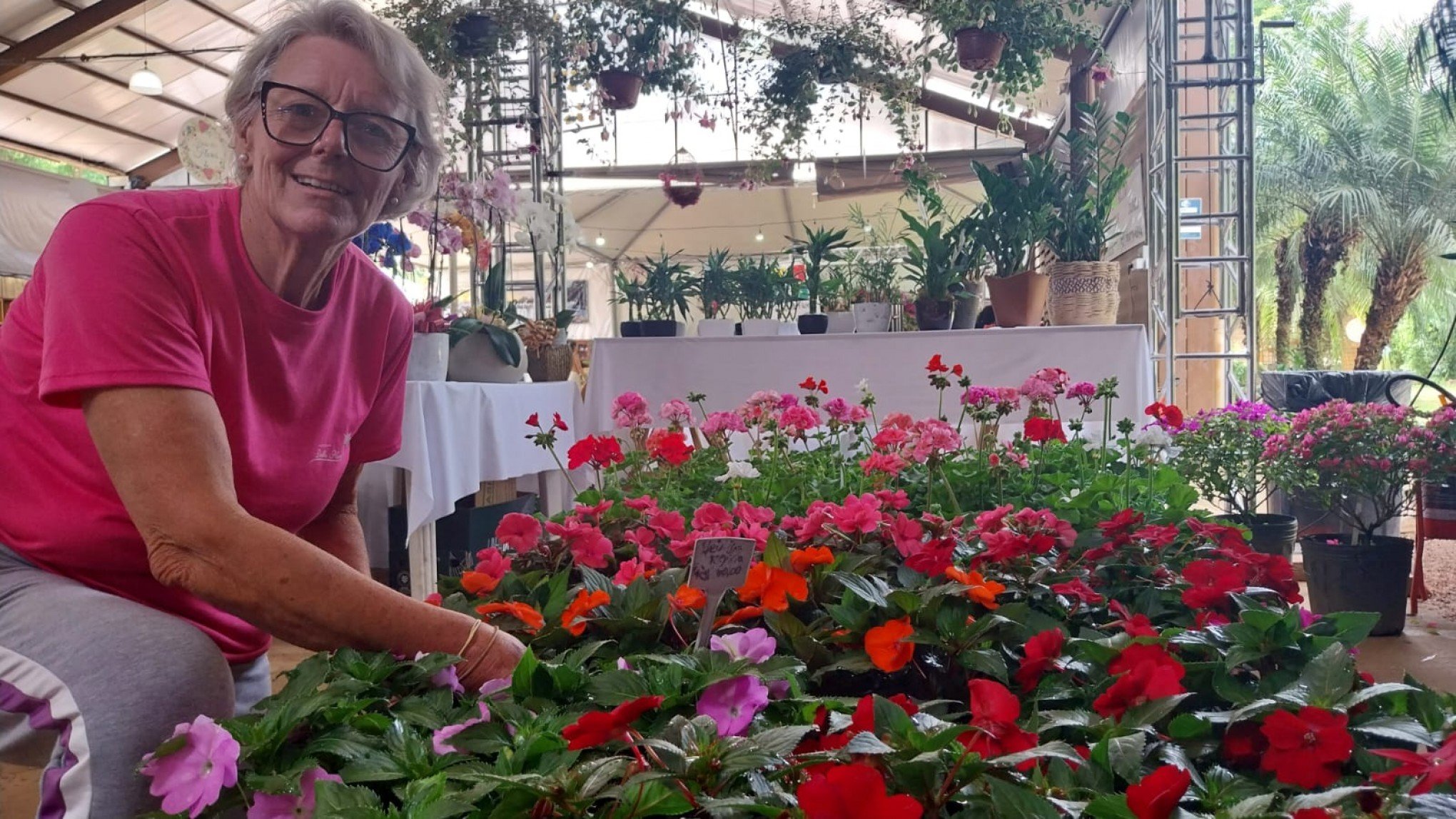 FESTA DAS FLORES: Conheça história de quem contribui para encher de cor e aroma o Núcleo de Casas Enxaimel