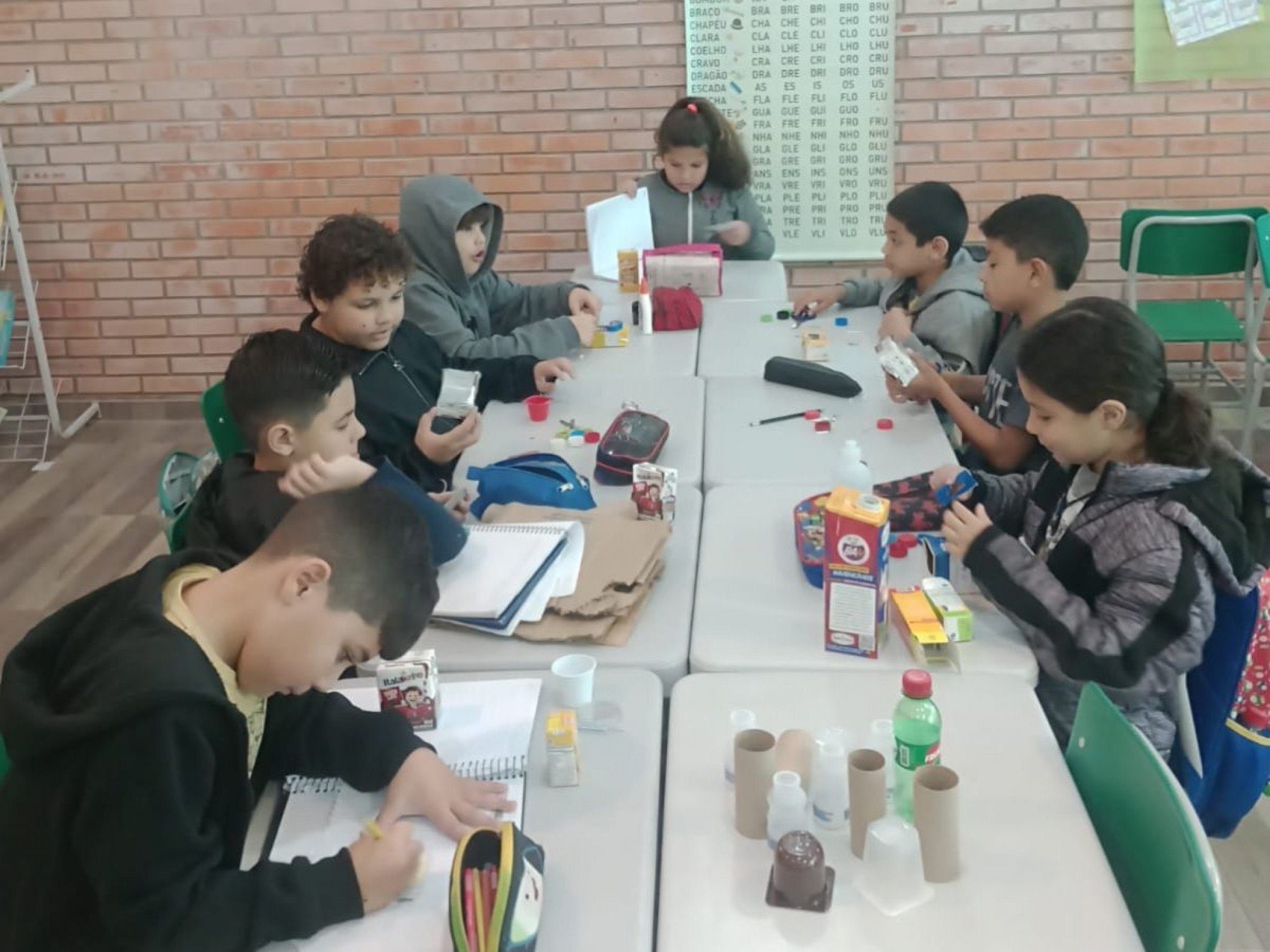 Estudantes criam brinquedos com materiais recicláveis em escola no Rio Branco