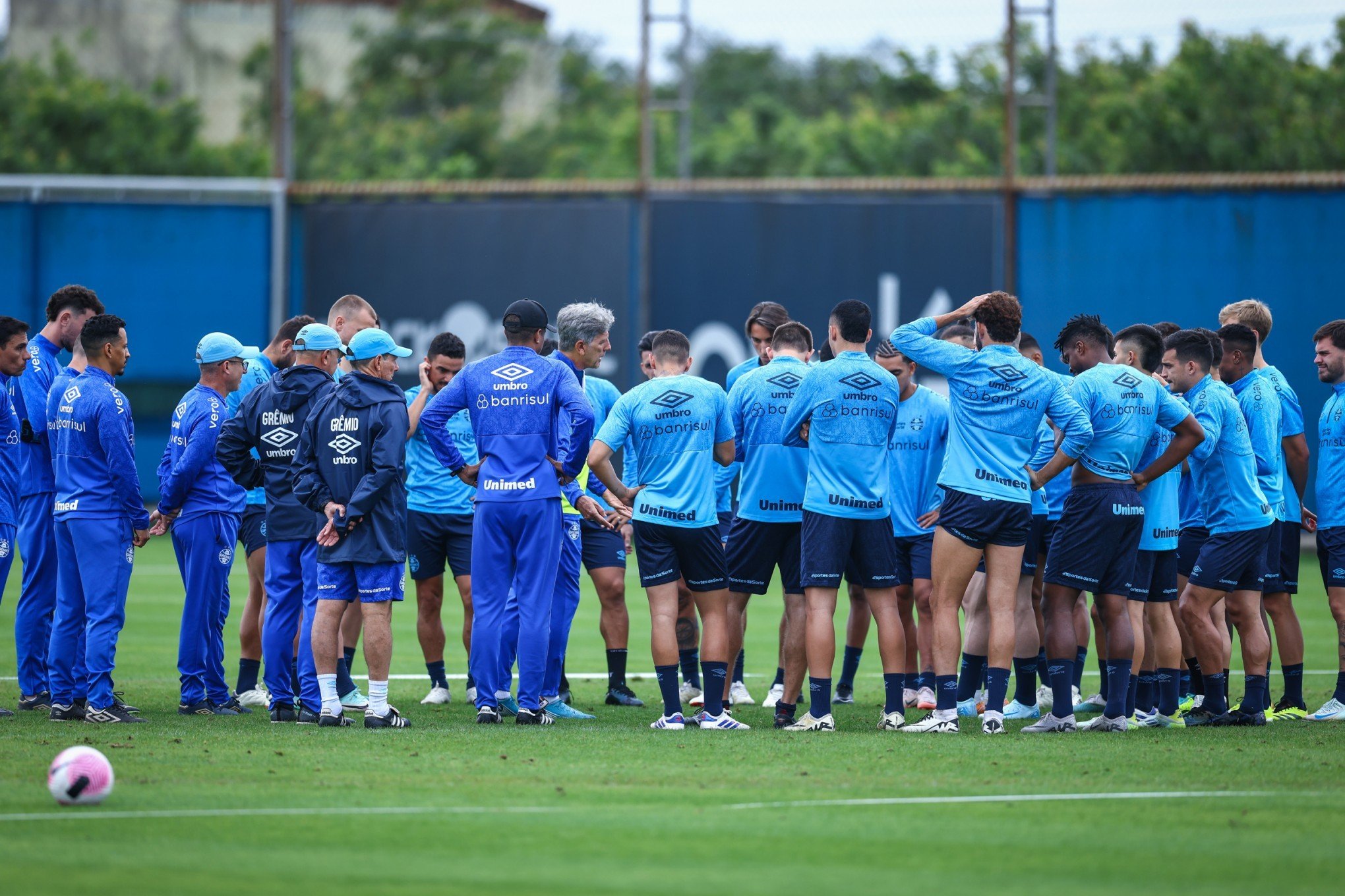 Em último treino antes do Gre-Nal, Renato perde titular e acumula problemas para o clássico