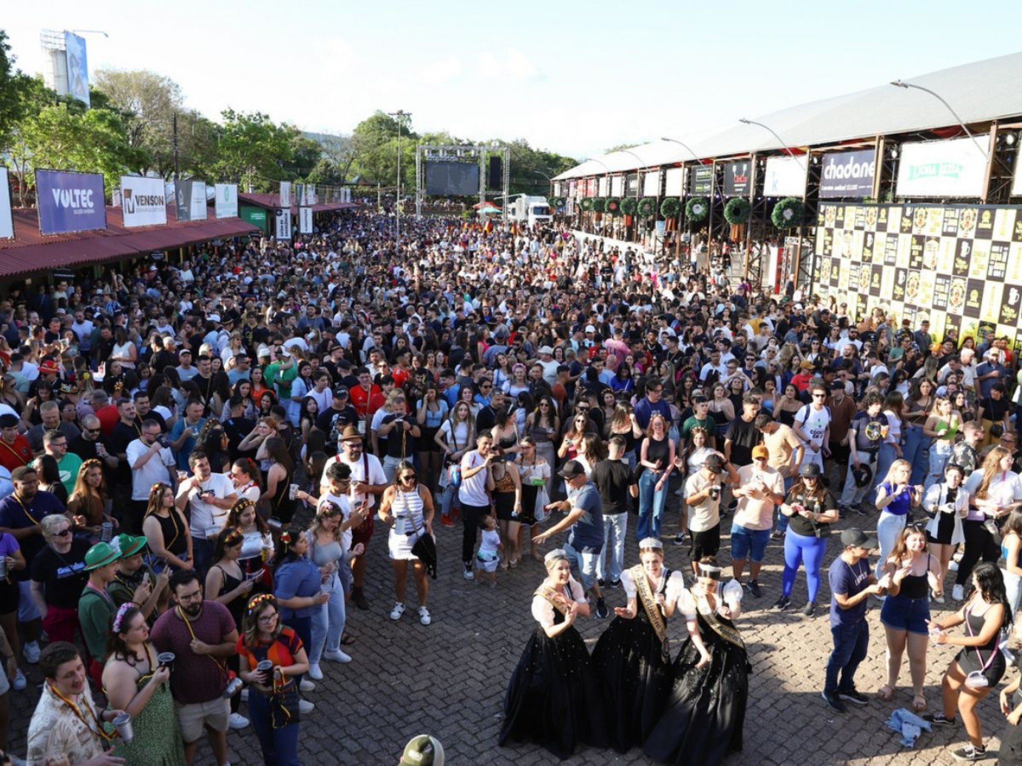 OKTOBERFEST: Ana Castela e Papas da Língua agitam final de semana em Igrejinha; veja programação completa