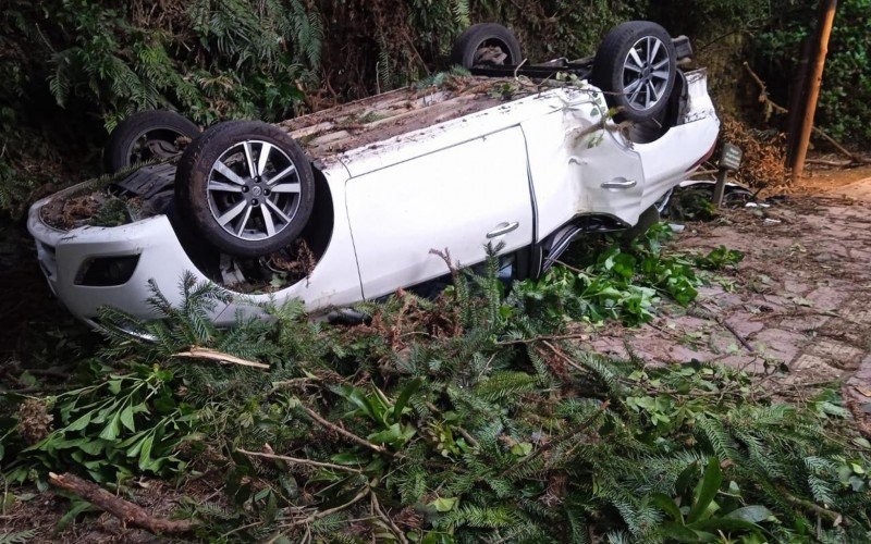 Carro capotou e caiu na área do parque Lago Negro