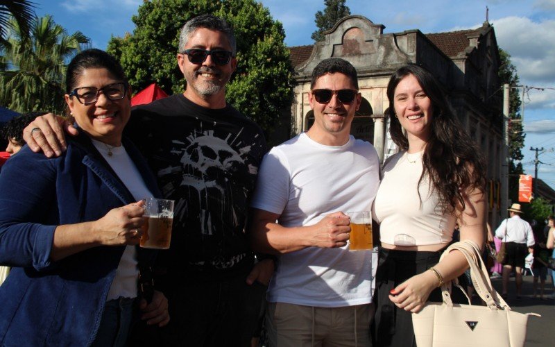 Giovani (50) e Fabiana Silveira (46) e o casal de amigos  Elton Correa Zanotto (39) e Martina Drews (36)  | abc+