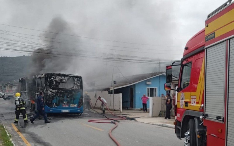 Ônibus incendiado em São José, Santa Catarina | abc+