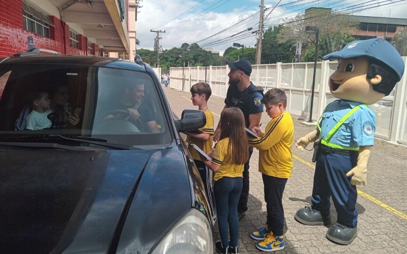 Blitz de trânsito com alunos do Colégio La Salle ocorreu neste sábado (19)