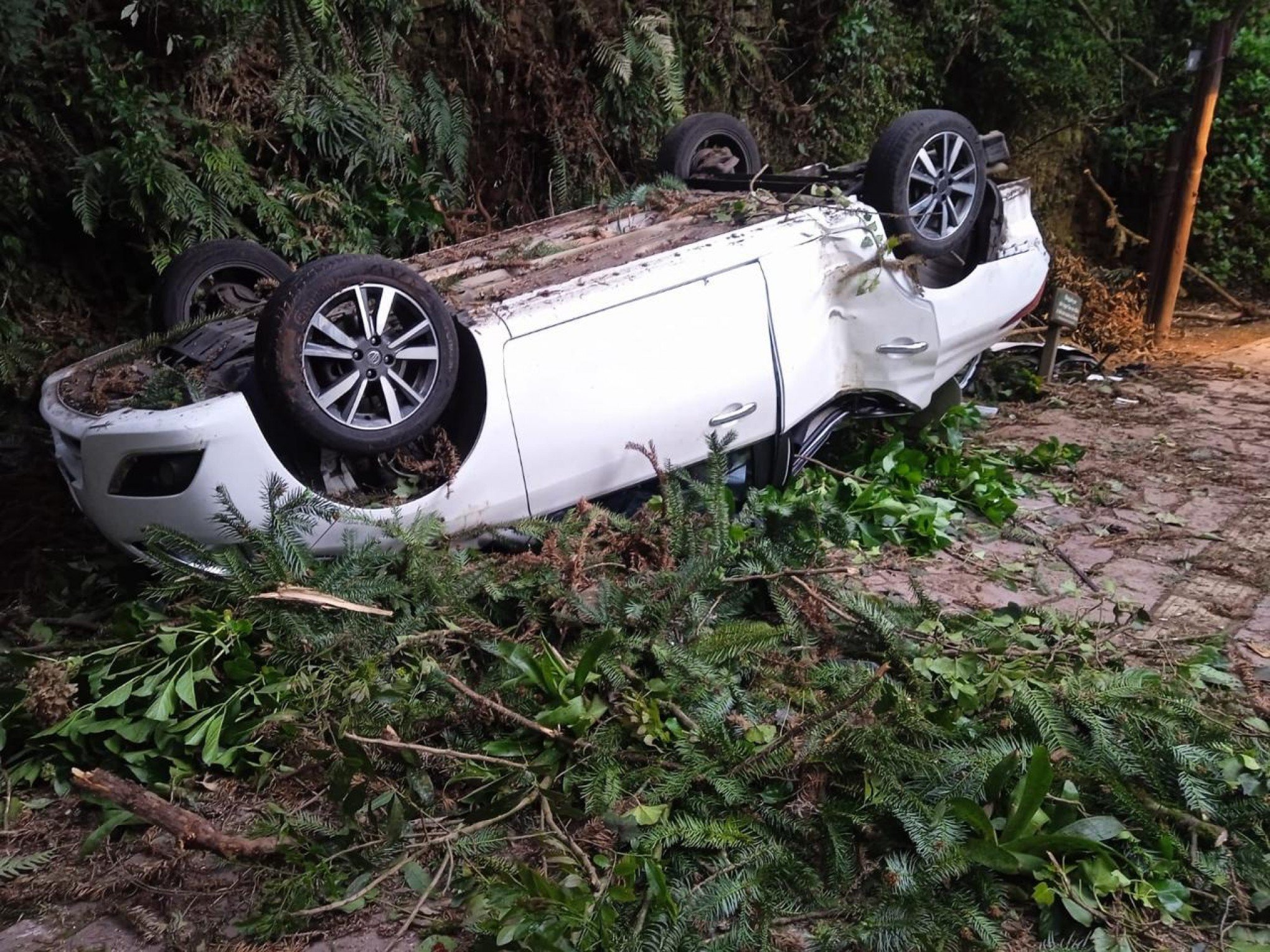 GRAMADO: Carro capota, cai em área do Lago Negro e deixa feridos