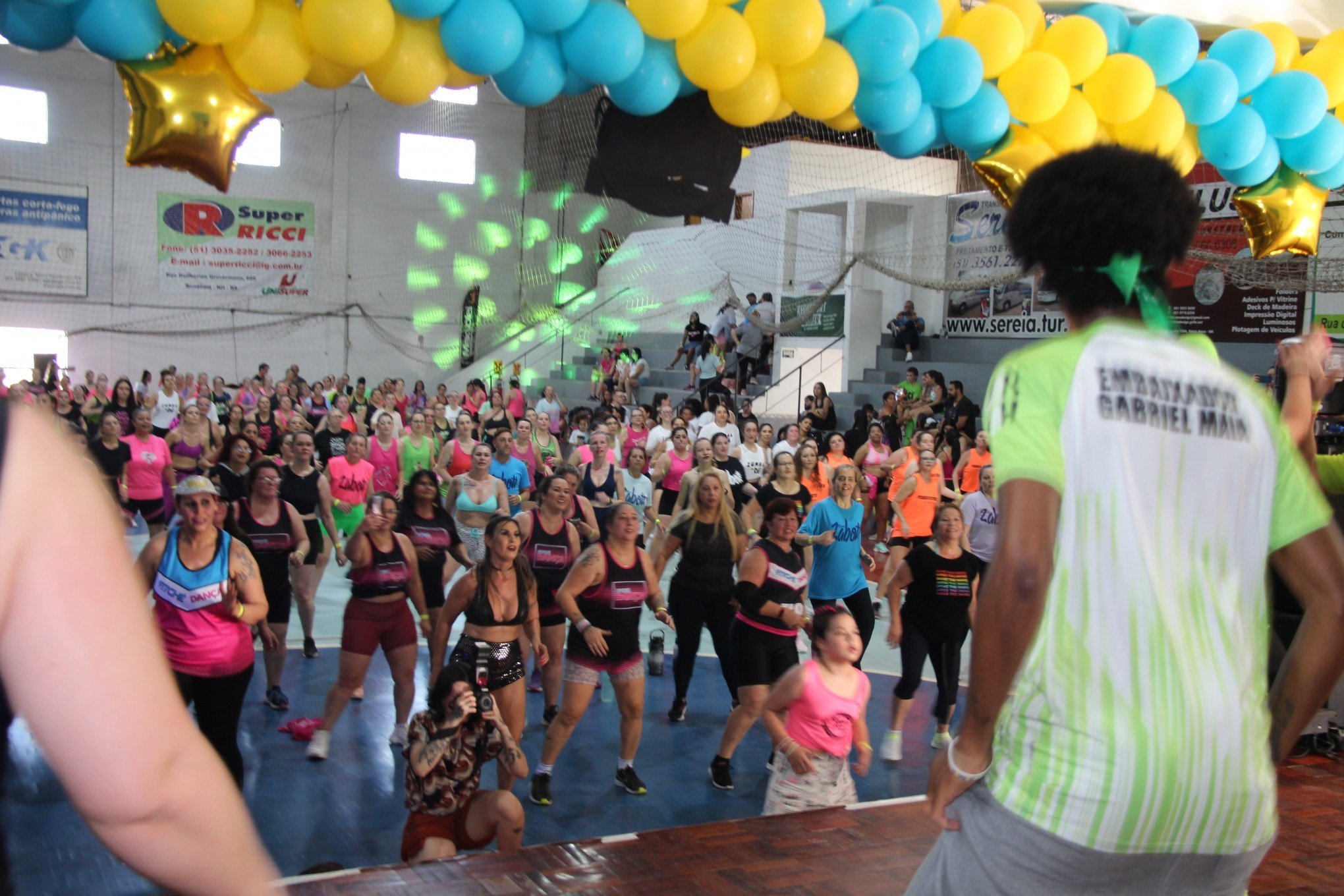 "Não há certo e errado na dança, a regra é ser feliz": Público lota ginásio da Abamf e se diverte em aulão de dança