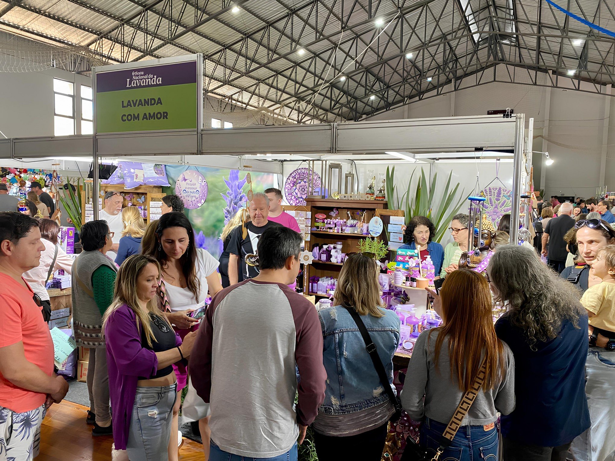 FESTA DA LAVANDA: Bebidas, doces e produtos da planta encantam turistas; veja os diferenciais