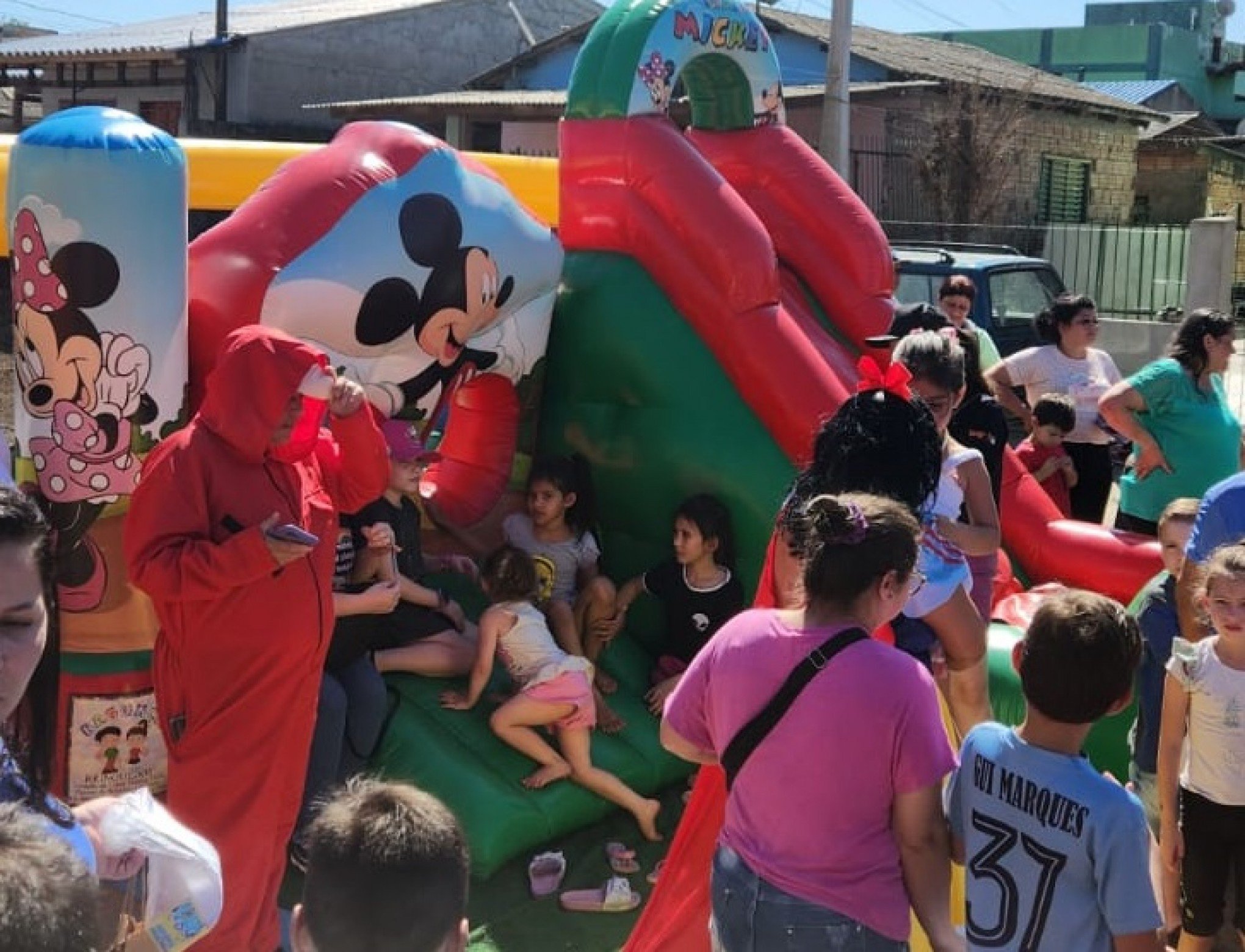 Voluntários realizam festa para crianças afetadas pela enchente em São Leopoldo