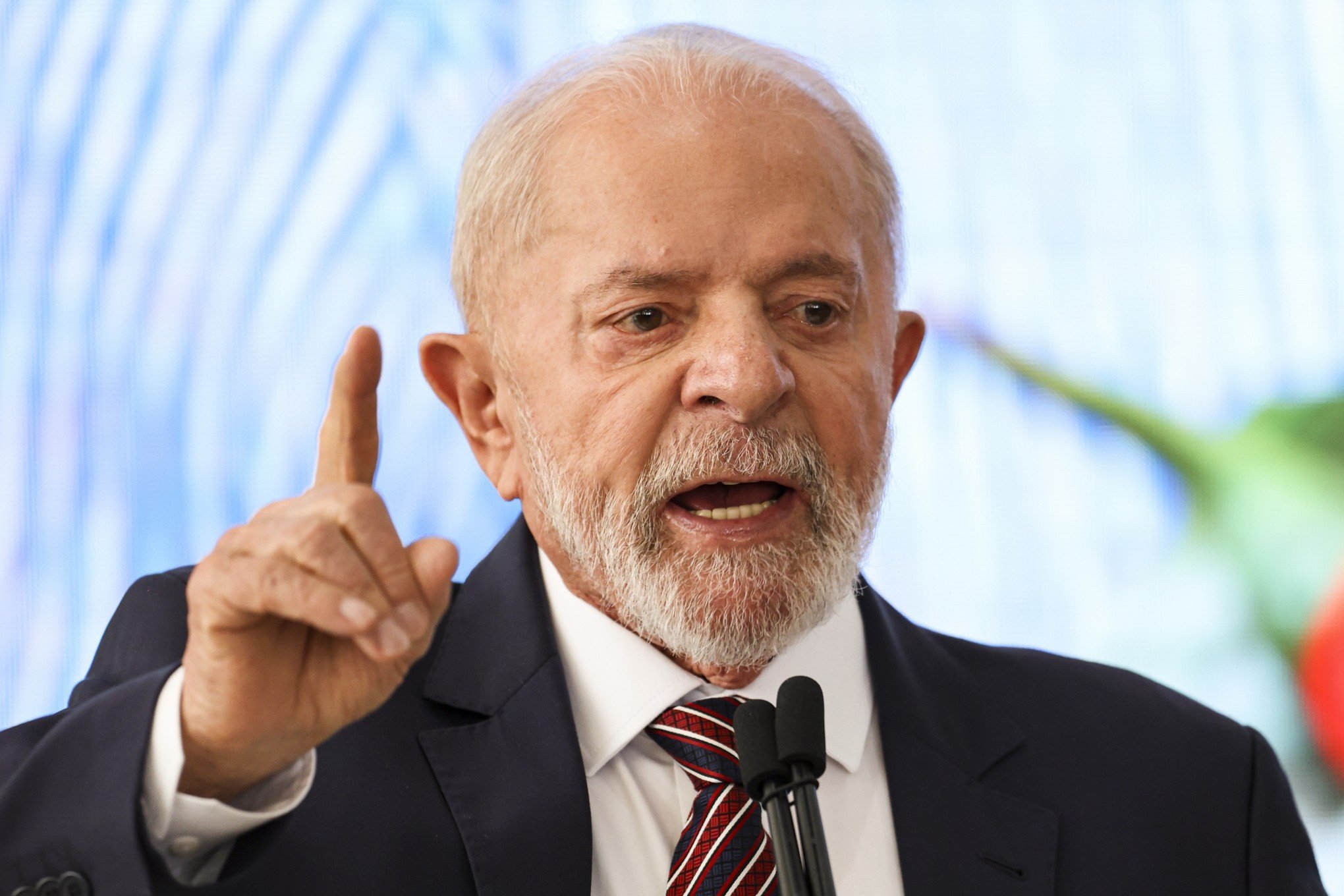 Lula dá entrada em hospital com corte na nuca após acidente doméstico