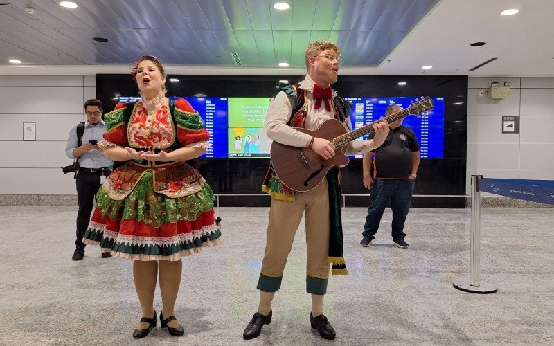 Mascotes e Trupe de Natal na reabertura do Salgado Filho