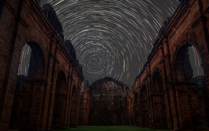 Foto mostra o movimento das estrelas devido à rotação da Terra, em São Miguel das Missões, RS | abc+