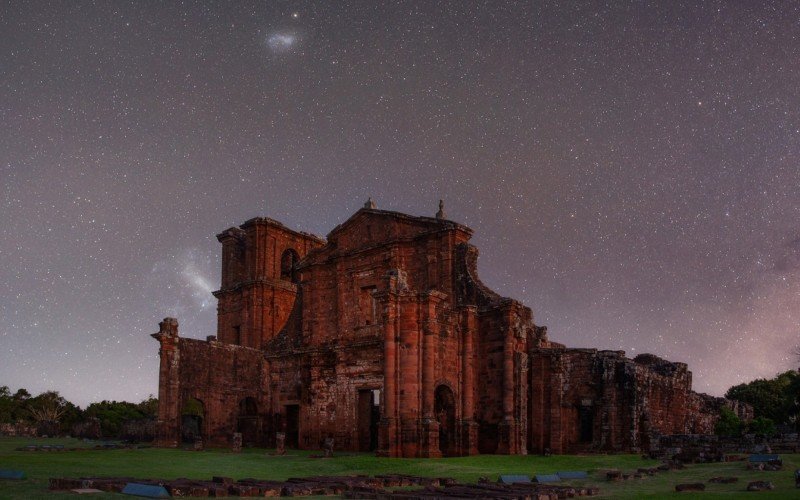 Foto mostra céu e ruínas na direção sudeste, além da Pequena e a Grande Nuvem de Magalhães, galáxias vizinhas à Via Láctea