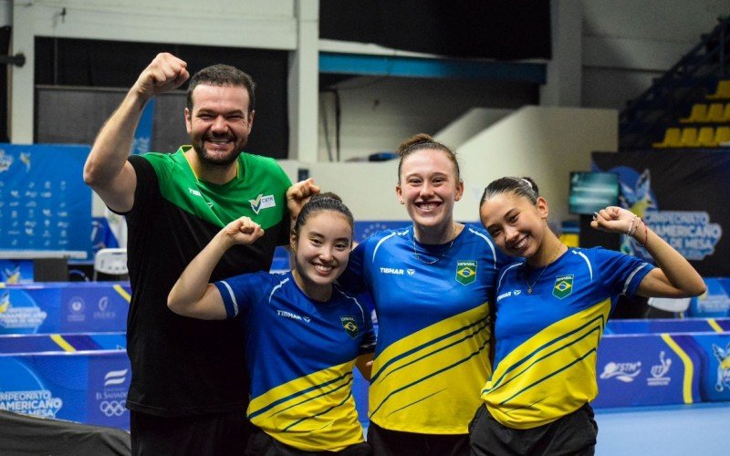 Treinador Jorge Fanck com as atletas Laura Watanabe, Victoria Strassburger e Giulia Takahashi | abc+