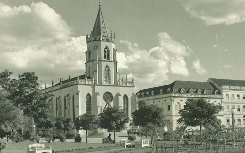 A Igreja Matriz, na década de 1940, com entrada ainda pela Avenida D. João Becker