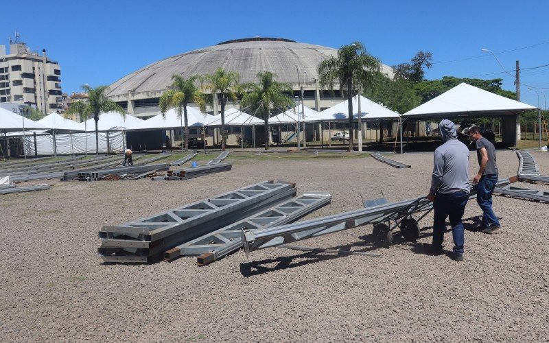 Montagem das estruturas para a São Leopoldo Fest começou pela área externa do Largo 