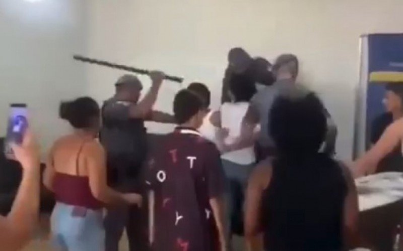 Policiais militares foram filmados agredindo pessoas em um velório em Bauru, interior de São Paulo, na última sexta-feira (18) | abc+