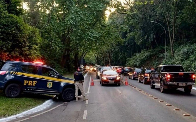 PRF cercou o trecho que foi fiscalizado neste domingo em grande operação | abc+