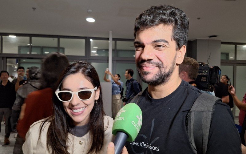 Thiago e a esposa vieram curtir as férias no RS e ficaram surpresos com recepção no Salgado Filho | abc+